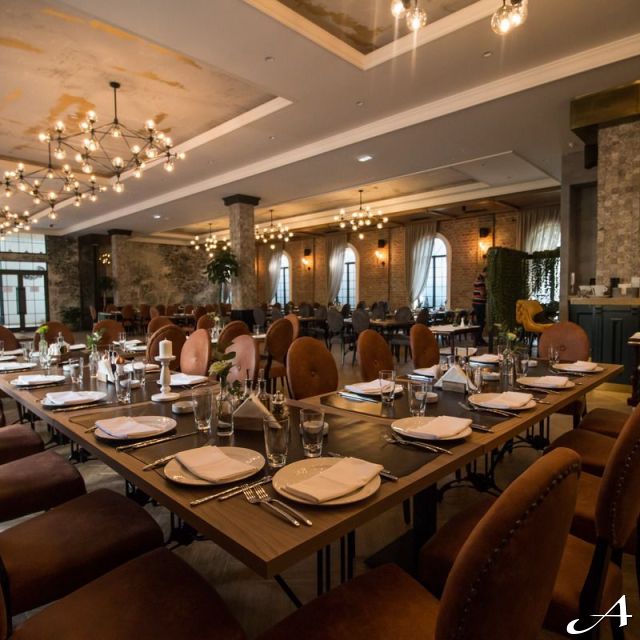 Restoran Nota - prazni stolovi i stolice
