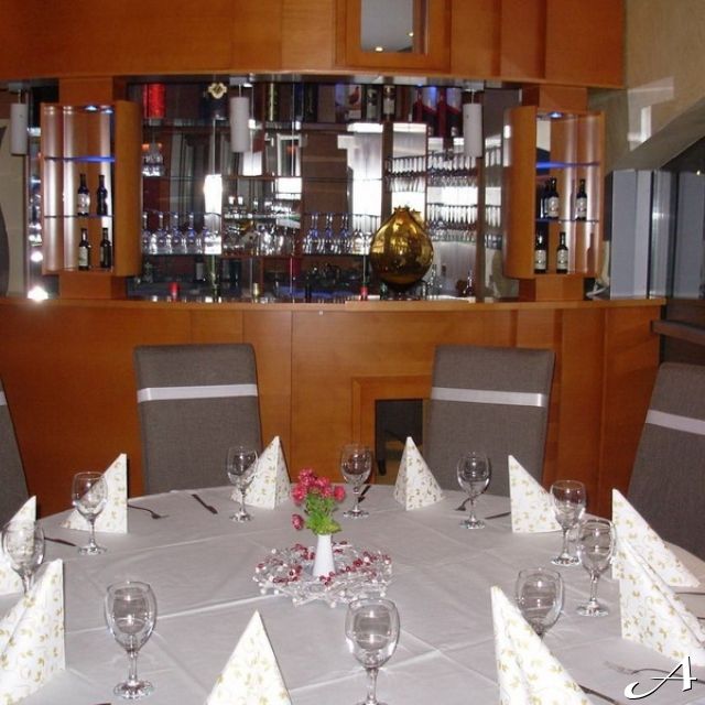 Splav restoran Sirena - sto sa čašama