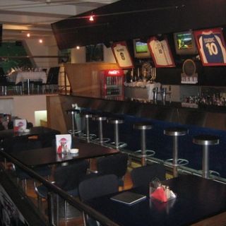 Sport Cafe - unutrašnjost sa stolovima