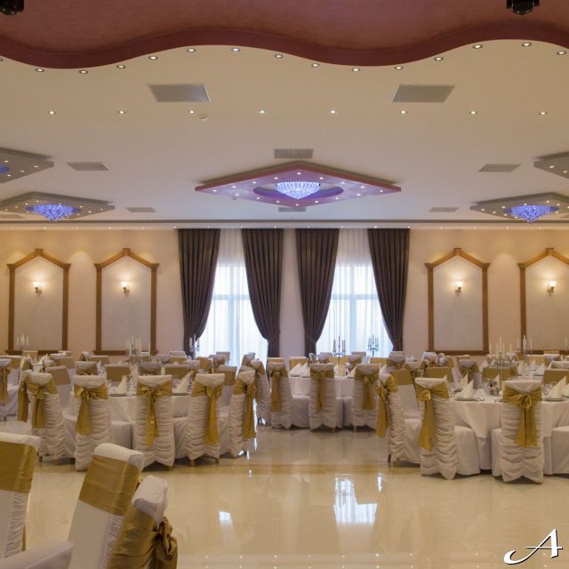 Event centar - dekorisane stolice i stolovi