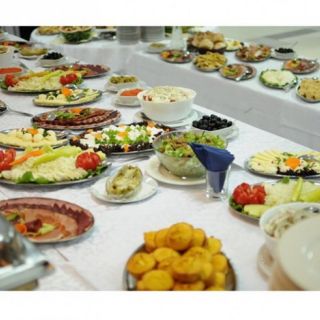 Doček Nove godine - bogat sto hrane