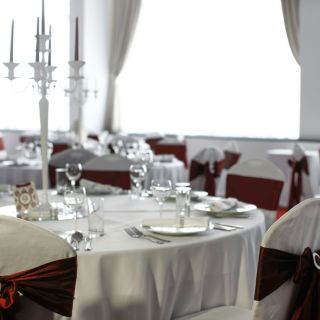 Hotel Jugoslavija - prazni stolovi i stolice
