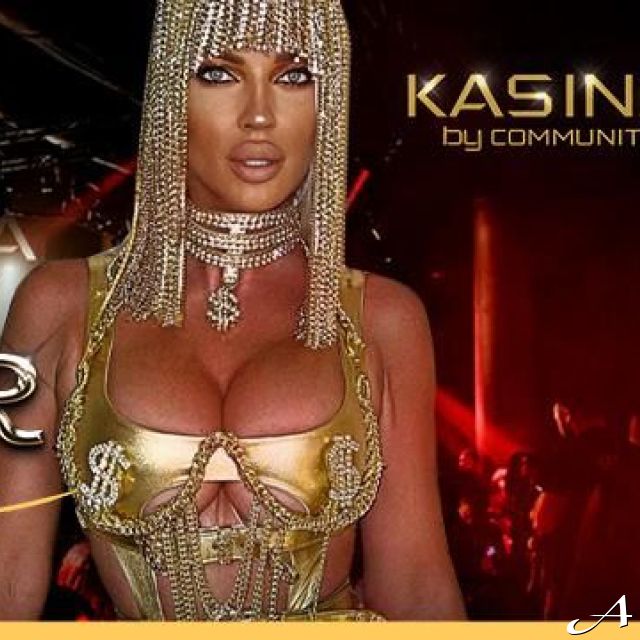 Klub Kasina - pevačica u zlatnoj odeći