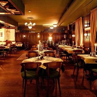 Restoran Zlatni bokal - prazne stolice i stolovi