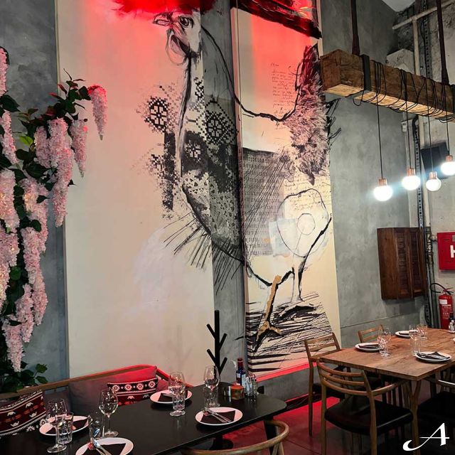 Ambar restoran - enterijer sa muralom