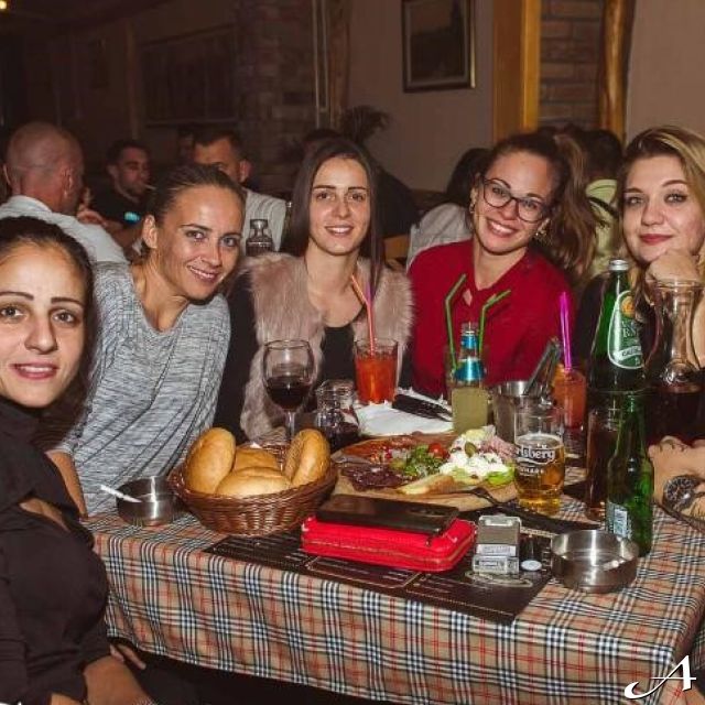 Kafana Barberi - grupa ljudi za stolom