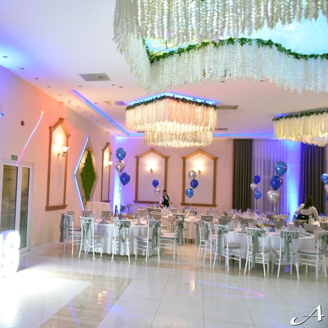 Event centar - dekoracija i stolovi