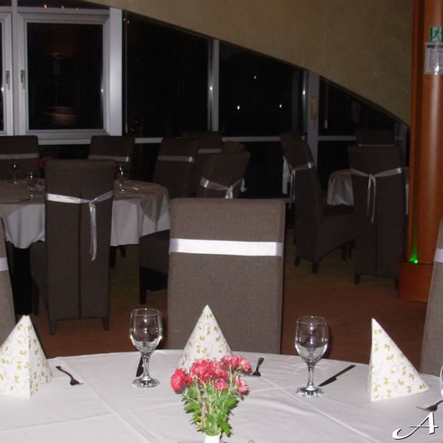 Splav restoran Dubai - sto sa čašama