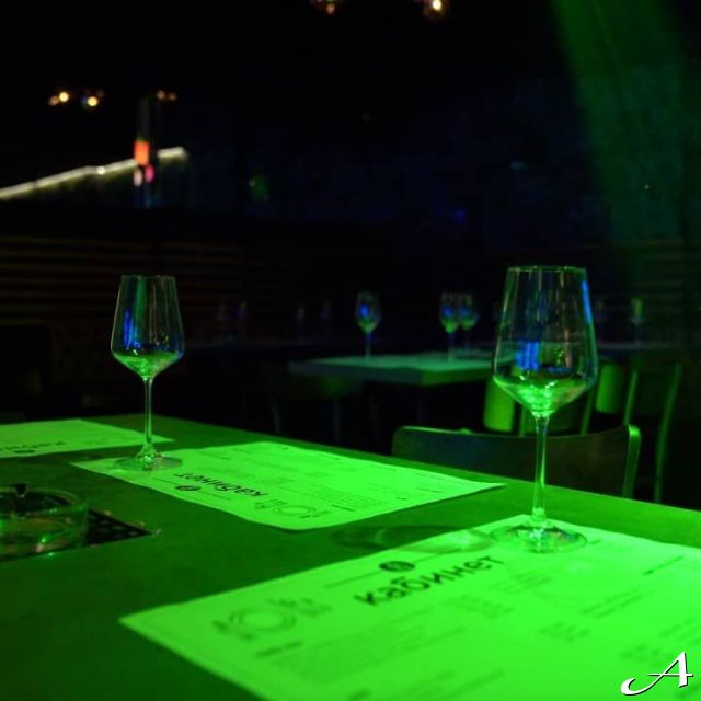Klub restoran Kabinet - sto sa čašama