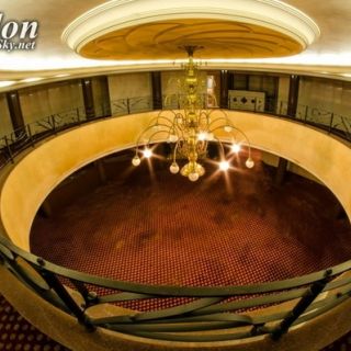 Klub London - prazna sala sa lusterom