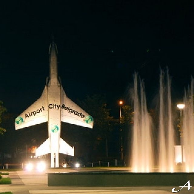 Airport City - avion i fontana noću