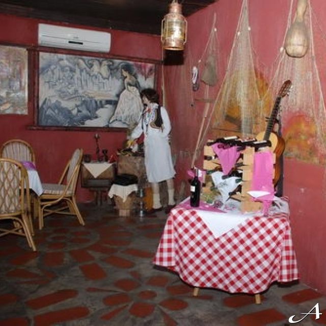 Restoran Stenka - sto sa ukrasima