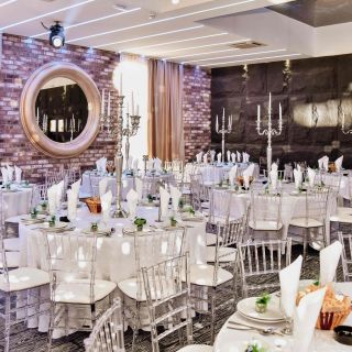 Restoran Rich Garden - prazni stolovi i stolice