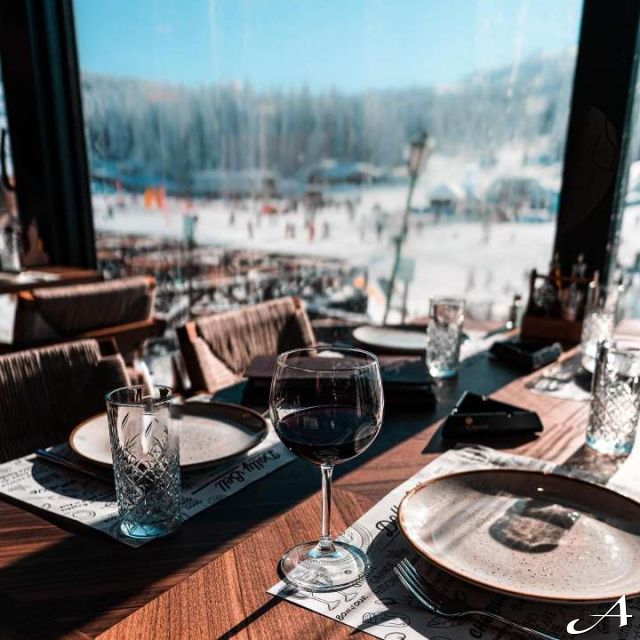 Dolly Bell Kopaonik - sto sa čašama