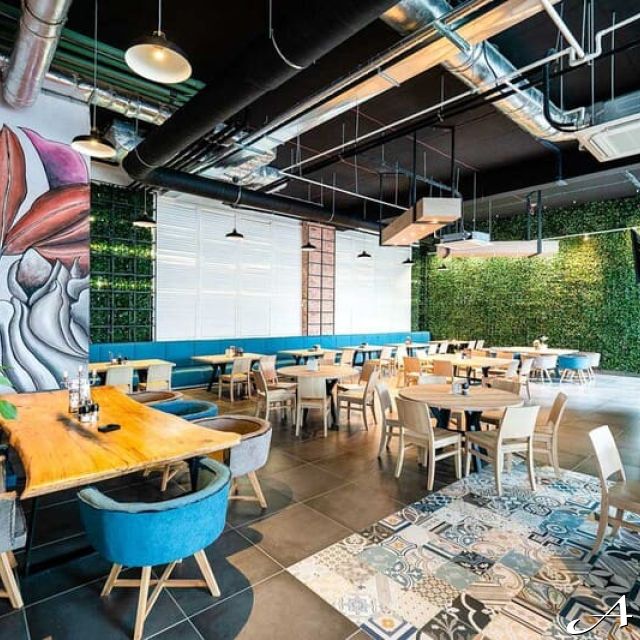 Restoran Take Square - prazne stolice i stolovi