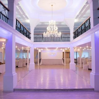Aria Event Centar - prazna sala sa lusterom