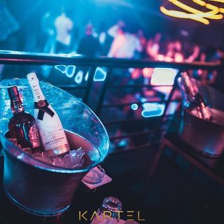 Doček Nove godine - flaše u kanti
