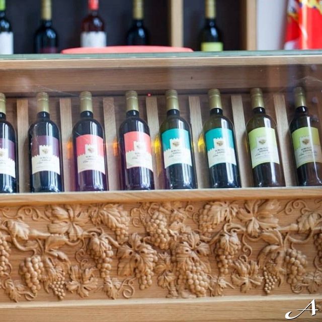 Splav restoran Gabbiano - flaše vina u vitrinama