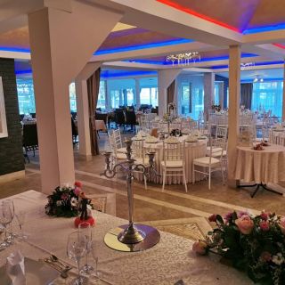 Restoran Princ - prazni stolovi i dekoracija