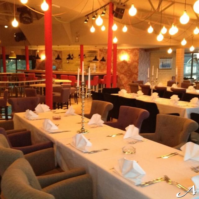Splav restoran - prazni stolovi i stolice