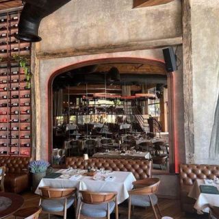 Restoran Tradicija - enterijer sa stolovima