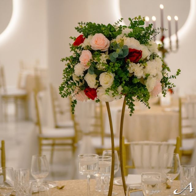 Faena Event Hall - sto sa cvećem
