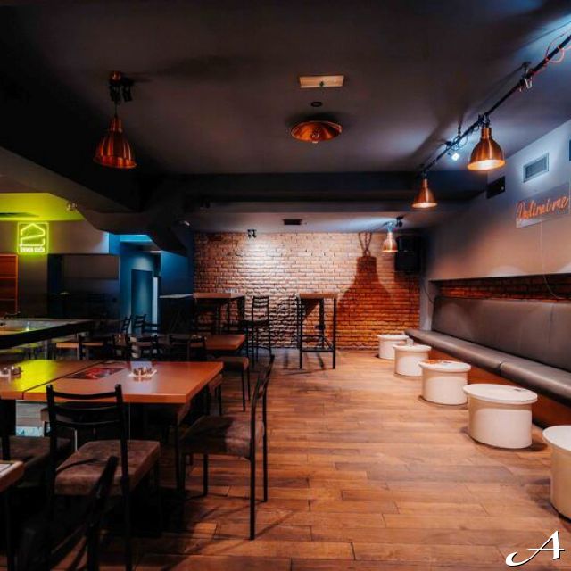 Kafana Druga Kuća - prazne stolice i stolovi