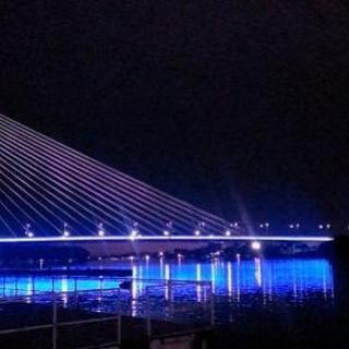 Splav klub restoran - osvetljeni most noću