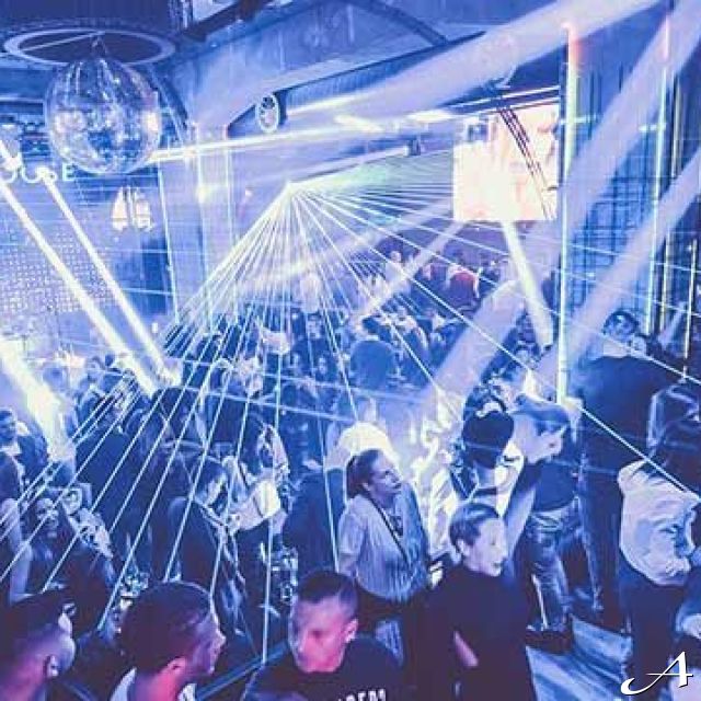 Klub Magacin - ljudi na žurci