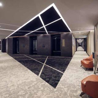 Hilton Hotel - hodnik sa stolicama