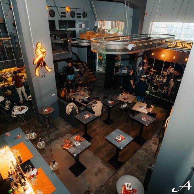 Kafana Druga Kuća - prazne stolice i bini