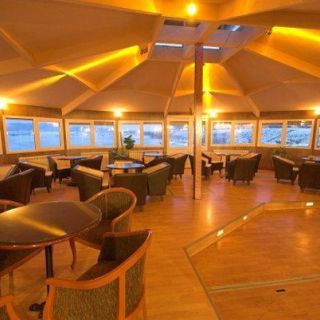 Splav klub restoran - prazne stolice i stolovi