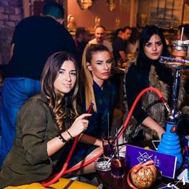 Shisha bar - grupa žena sa nargilom
