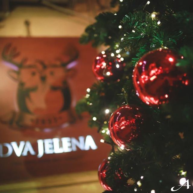 Nova godina u restoranu - jelka i logo