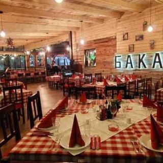 Restoran Bakara - prazni stolovi i dekoracija