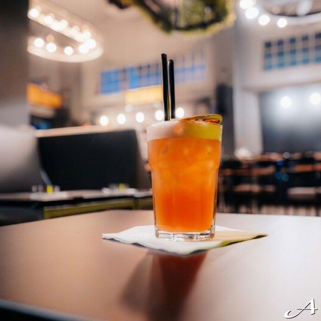 Kafana Druga Kuća - koktel na stolu