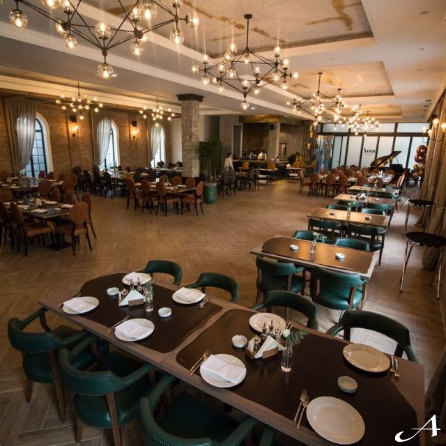 Restoran Nota - prazni stolovi i dekor