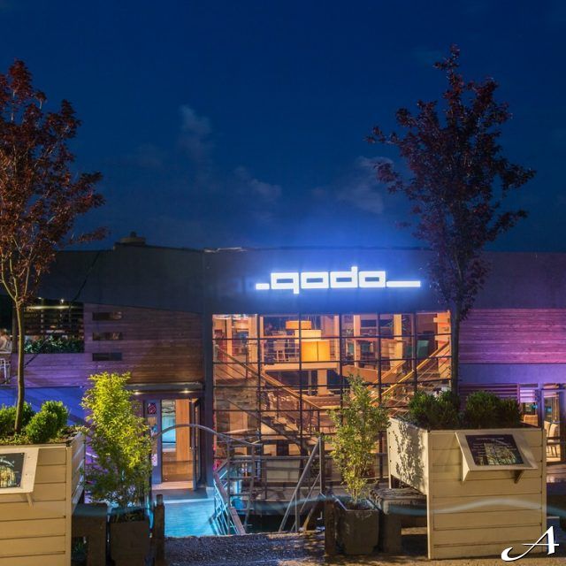 Splav Godo - osvetljena fasada noću