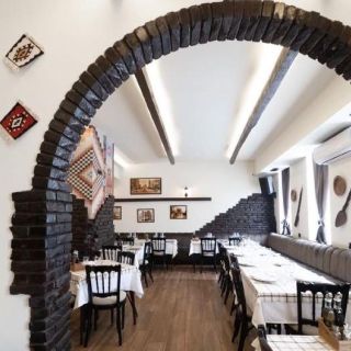 Restoran Sport - prazne stolice i stolovi