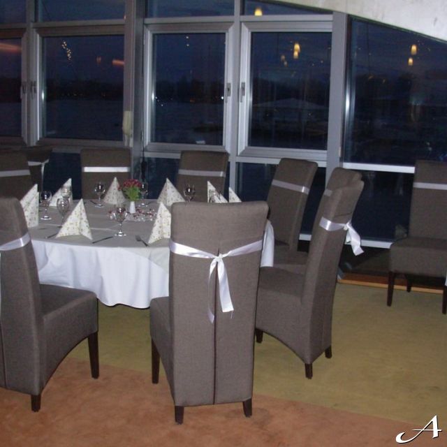 Splav restoran Dubai - sto sa stolnjacima