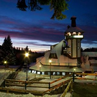 Hotel Angella Kopaonik - osvetljena zgrada noću