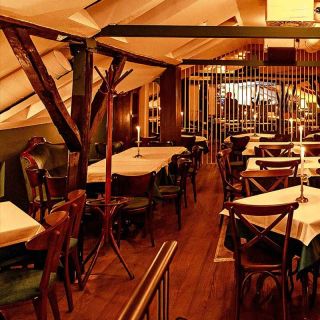 Restoran Zlatni bokal - prazne stolice i stolovi