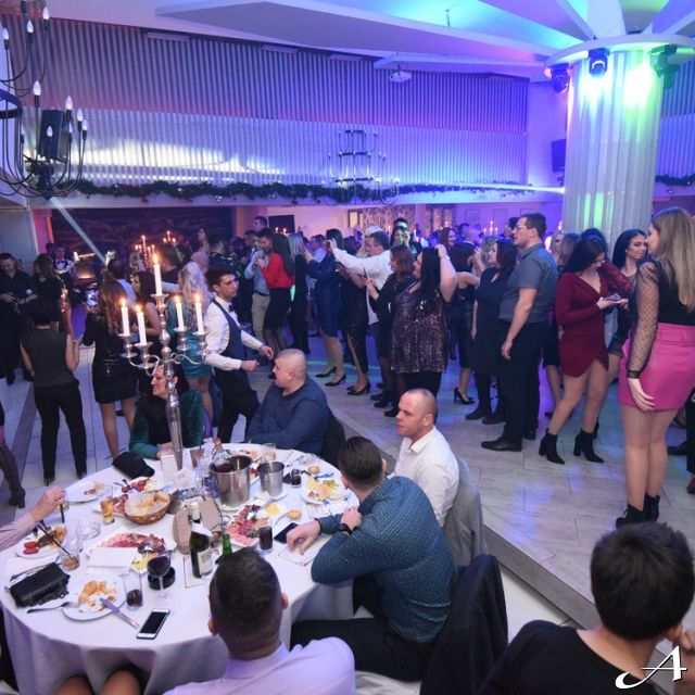 Doček Nove godine - gosti slave i plešu