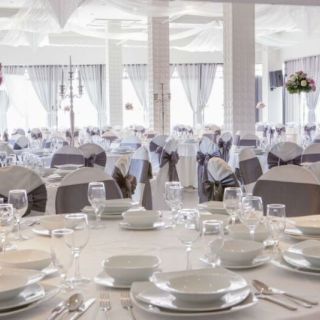 Doček Nove godine - elegantno sređene sale
