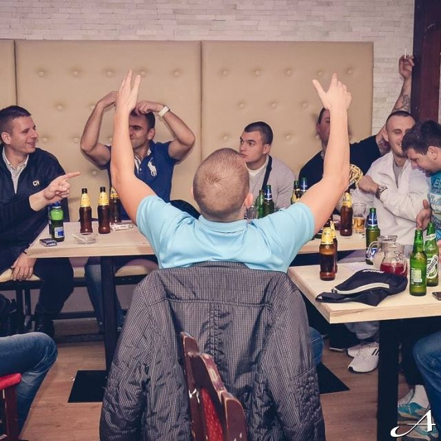 Doček Nove godine - grupa muškaraca slavi