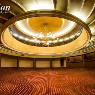 Klub London - prazna sala sa lusterom