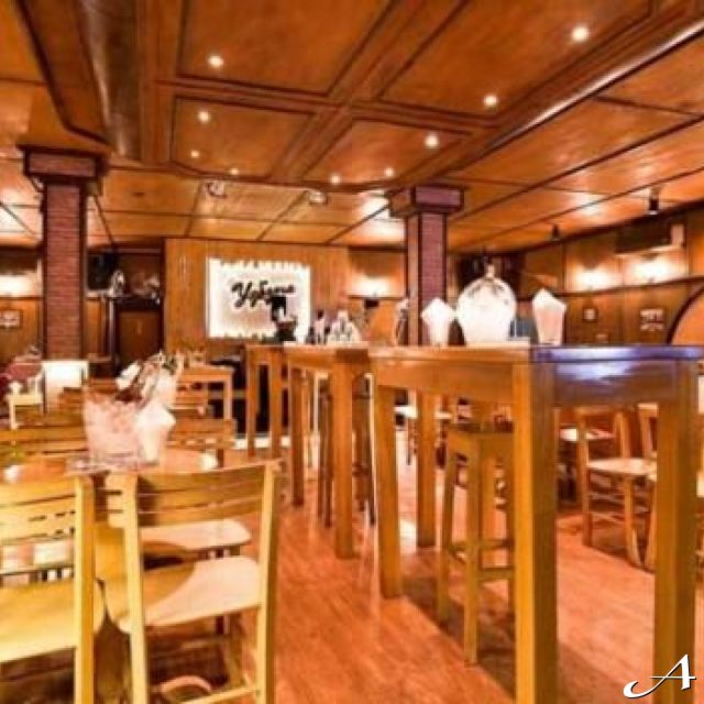 Splav kafana Uzbuna - enterijer sa stolovima