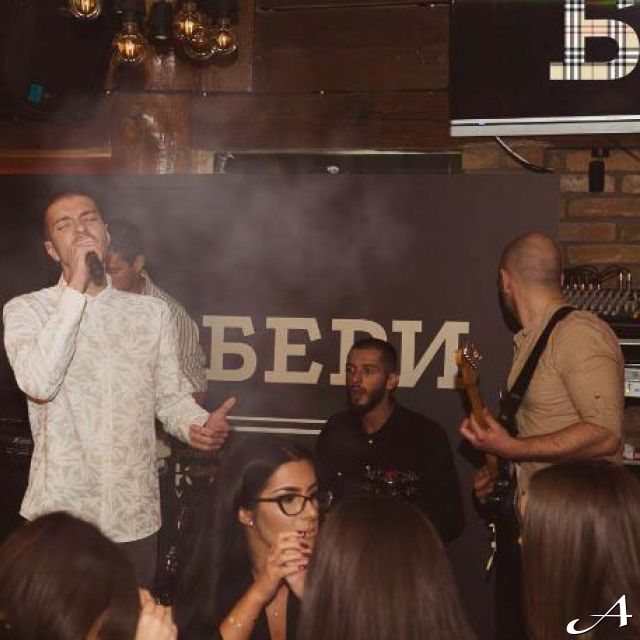 Kafana Barberi - pevač na bini