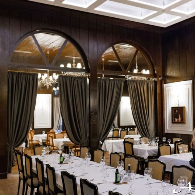 Restoran Milošev Konak - elegantni stoovi