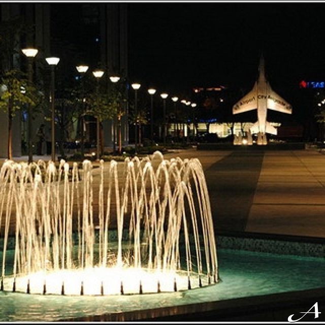 Airport City - noćni trg sa fontanom